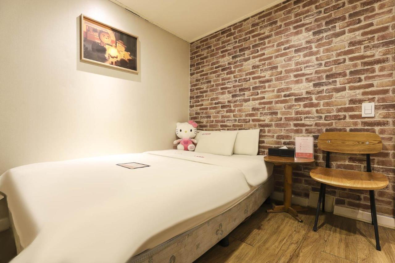 Alone In Love Motel 2*